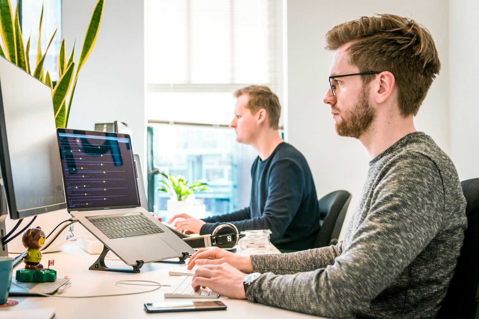 Equipo de una PYME revisando procesos automatizados con inteligencia artificial en pantalla