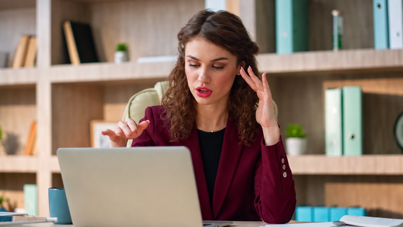 Dueña de negocio revisando con preocupación las estadísticas de sus redes sociales en el computador